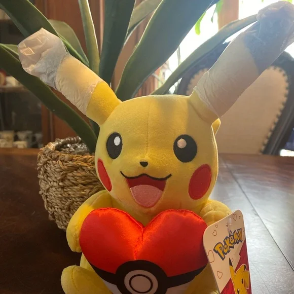 Pokemon Pikachu Yellow Plush with Heart - Picture 7 of 10